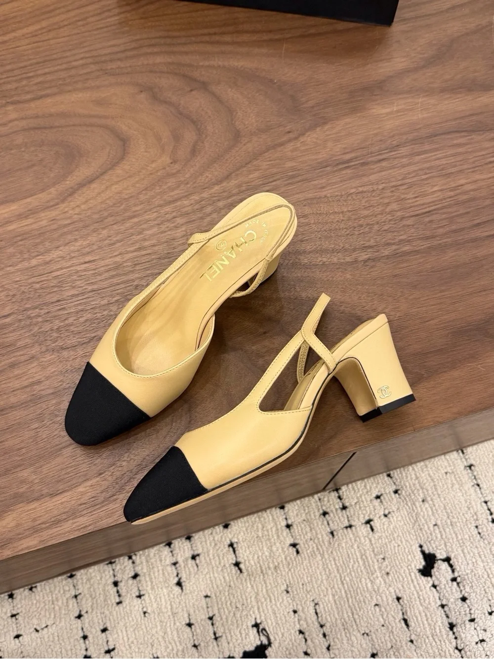 CHANEL elegant slingback